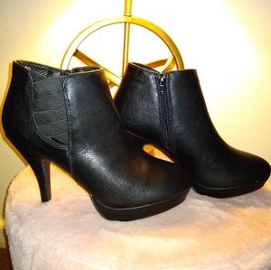 ***BRAND NEW*** High heeled bootie